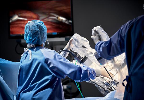 intuitive-da-vinci-xi-with-operating-room-staff-1060865-lo-res intuitive-da-vinci-xi-with-operating-room-staff-1060865-lo-res